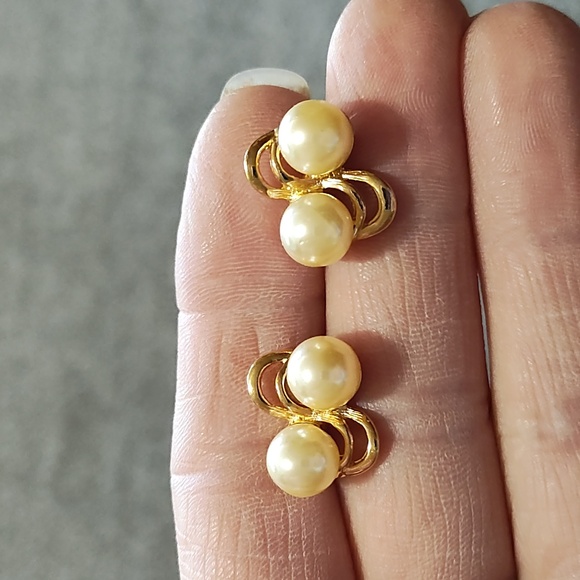 VINTAGE GOLD-TONE IVORY FAUX DOUBLE PEARL STUD .5" EARRINGS - Picture 3 of 8